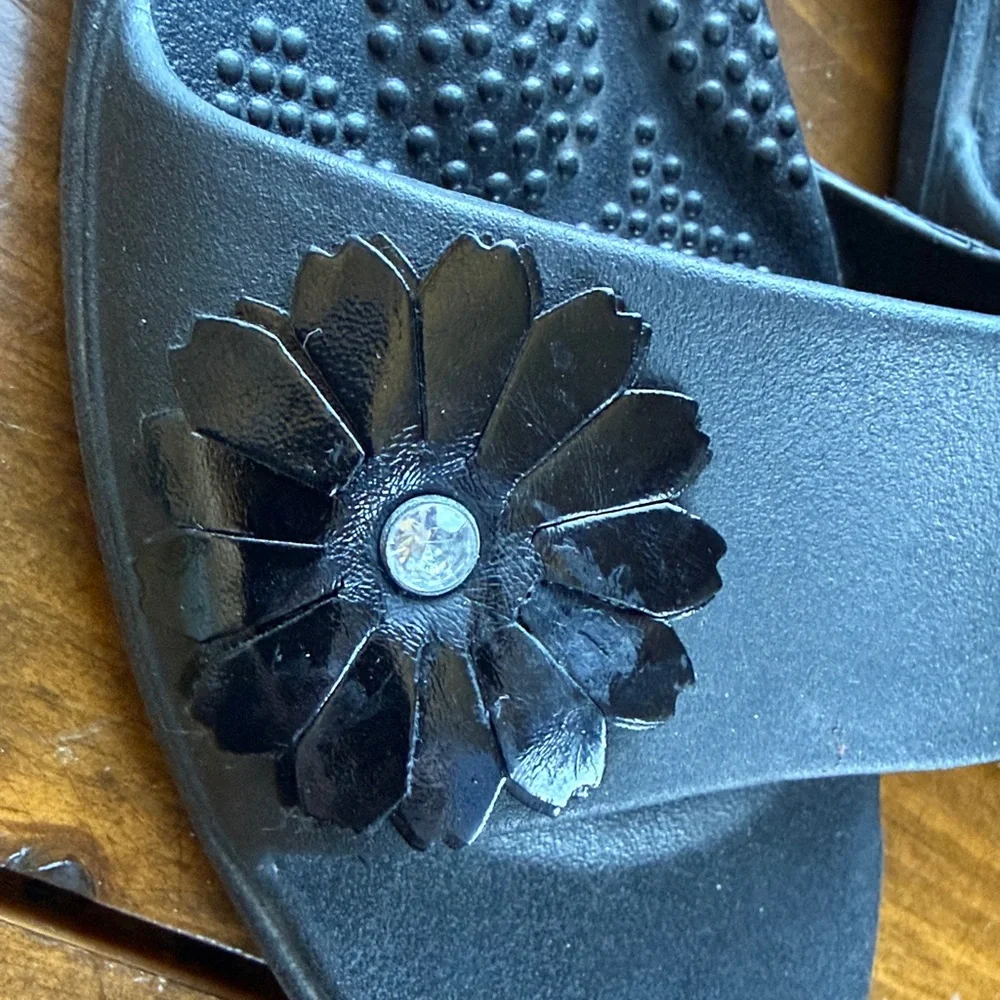 Oka B Sandals Black Flip Flops Flower Accent - M - Picture 4 of 12